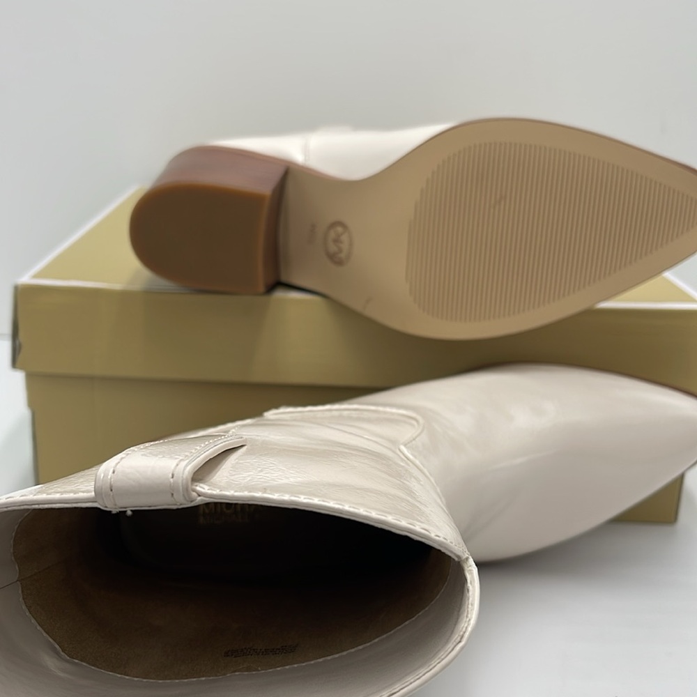 Michael Kors WAVERLY HEELED BOOTIE FAUX LEATHER
49F4WVME6L
LT CREAM - Picture 3 of 16